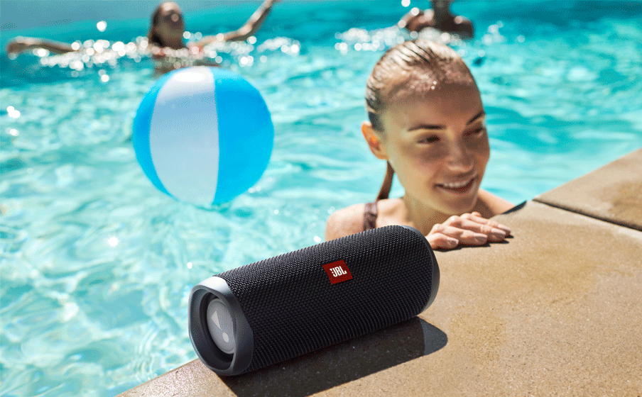 JBL Flip 5 防水（IPX7）デザインで、水のかかりやすい場所でも弾けるサウンドを楽しめる - Image